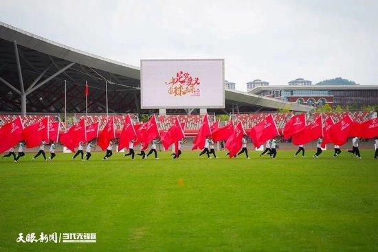 然而从始至终，陆迟墨都无动于衷，那冰冷的眼神，更是吓得美女不敢再靠近。